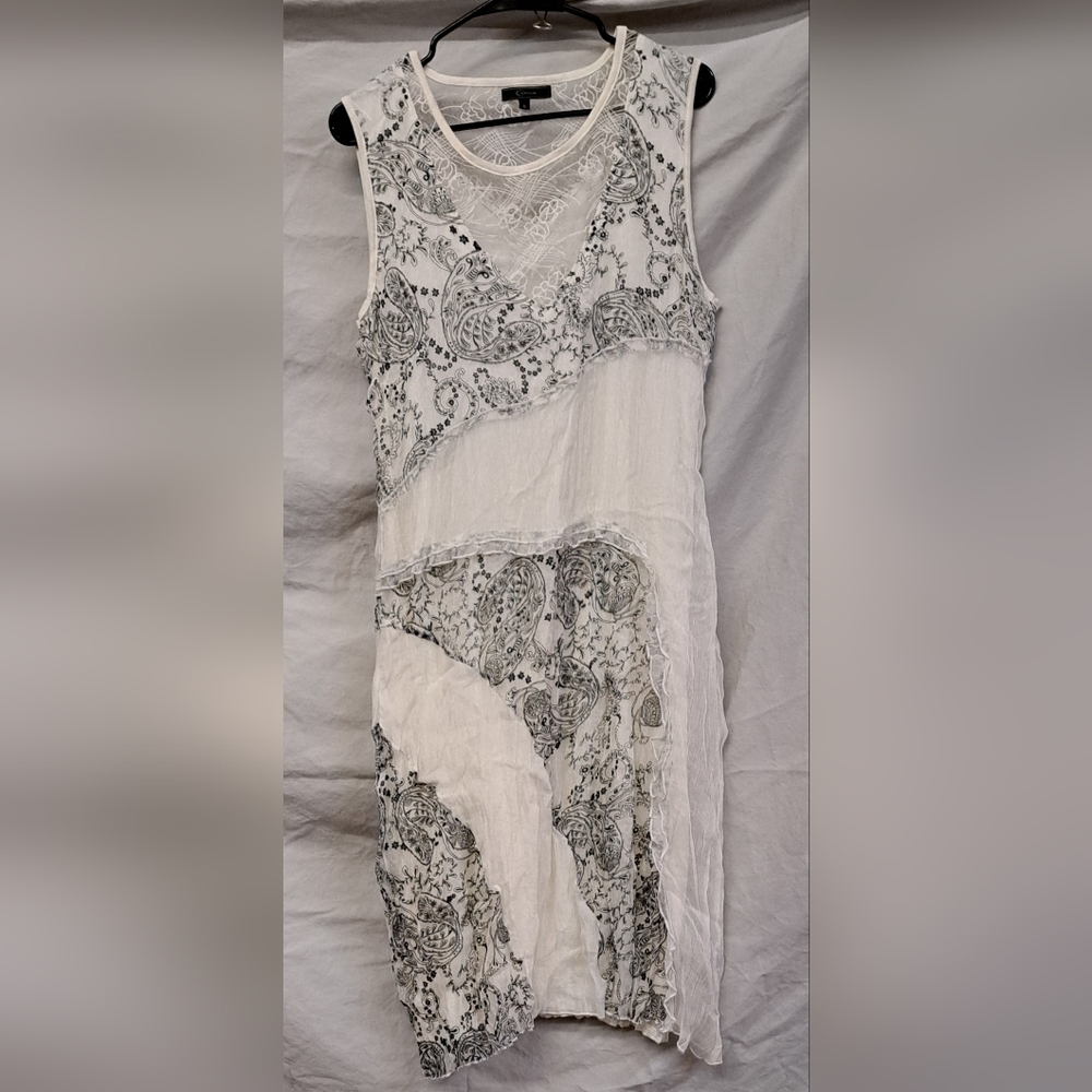 XL Cativa Black and White Sleeveless Dress.